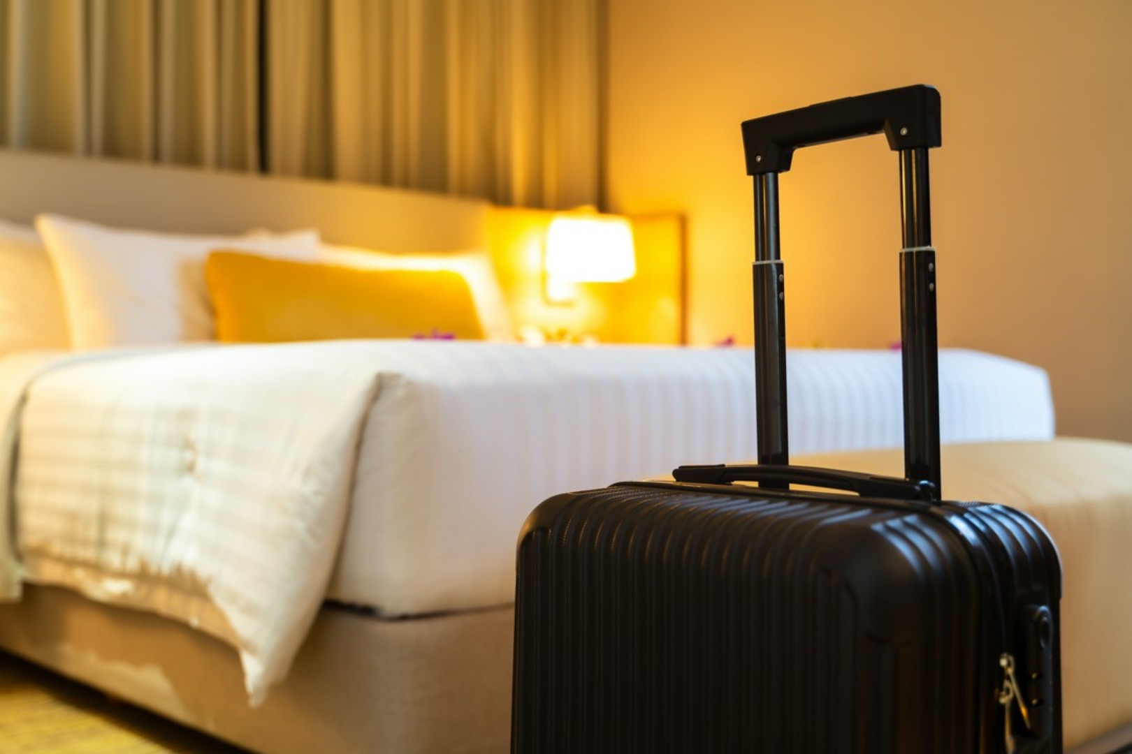walizka w pokoju hotelowym